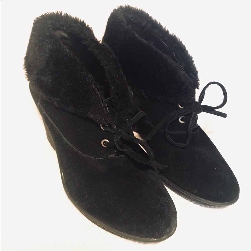 B Makowski black suede ankle boots